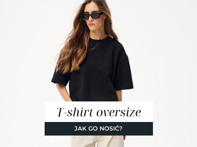 Kobieta w czarnym t-shircie o luźnym kroju, opuszczona linia barku i szeroki rękaw.