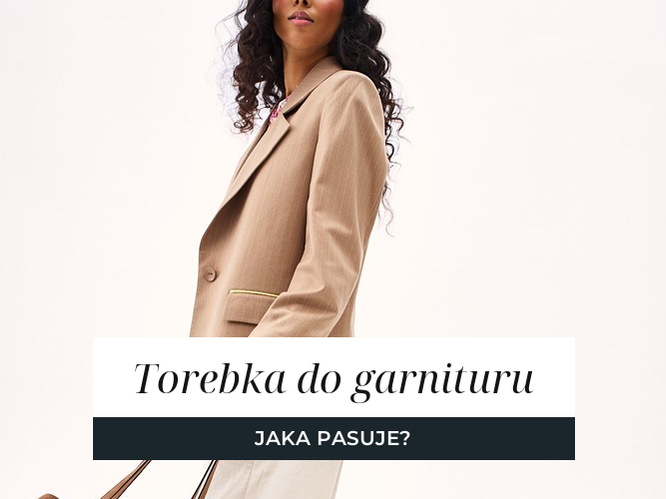 Kobieta w beżowej marynarce i jasnych szerokich spodniach z karmelową torbą typu shopper.