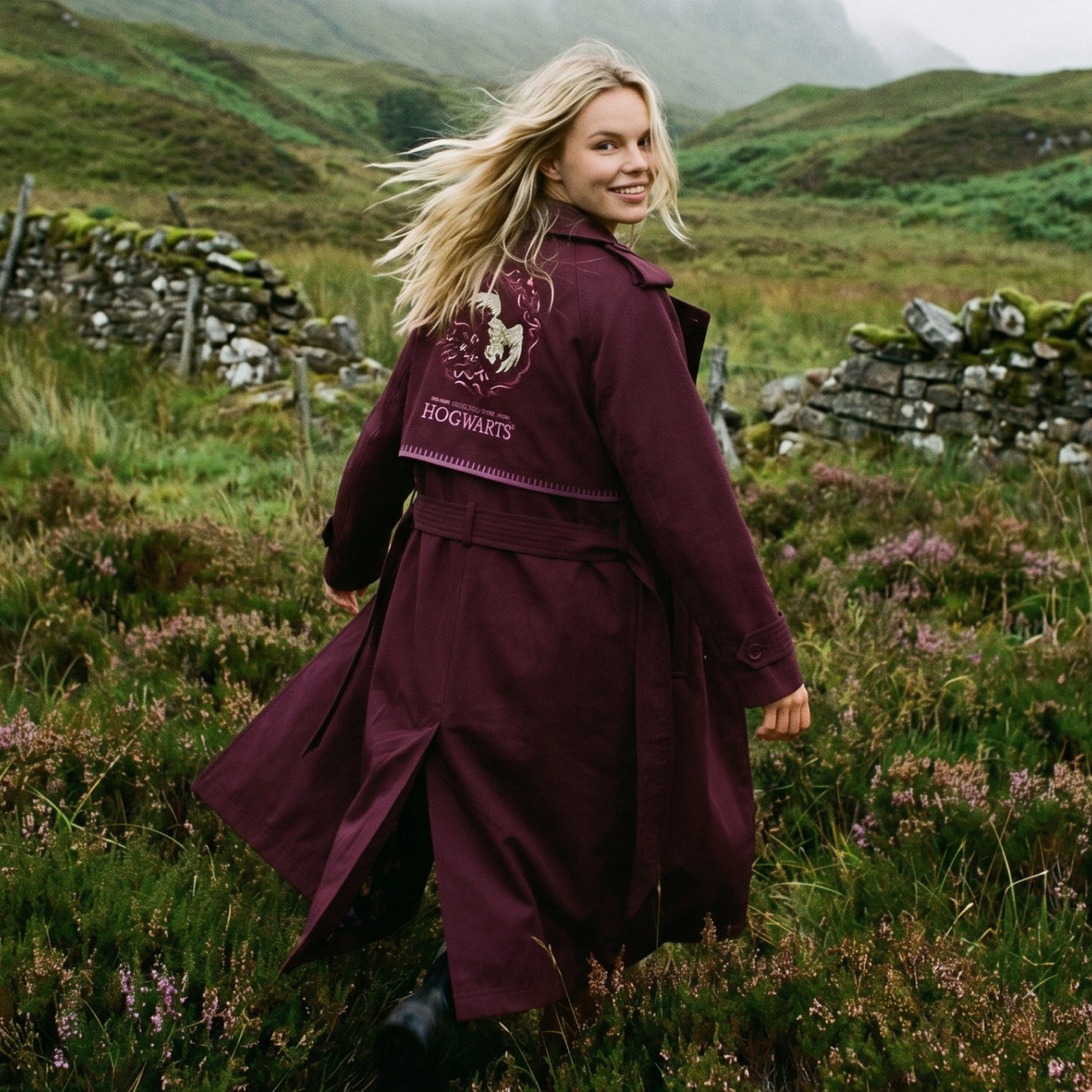 Naoko Studio x Harry Potter — modelka z torbą z kolekcji na tle szkockich wzgórz
