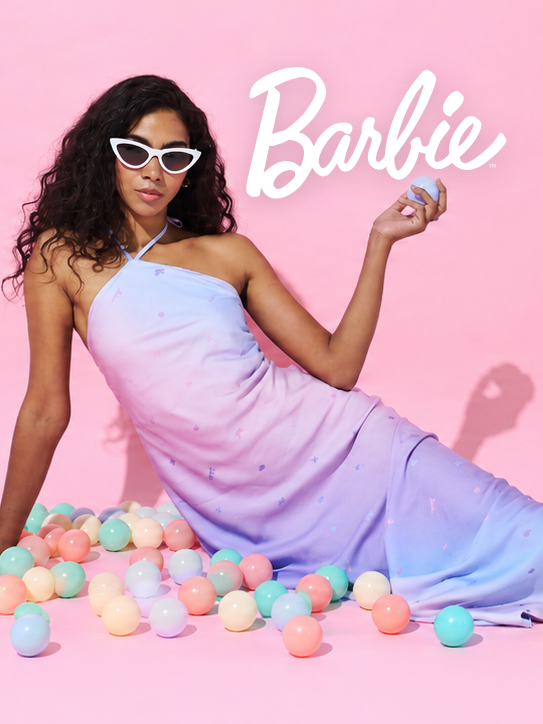 Naoko Studio Barbie Coastal Life — modelka w holograficznej sukience wśród pastelowych pomponów